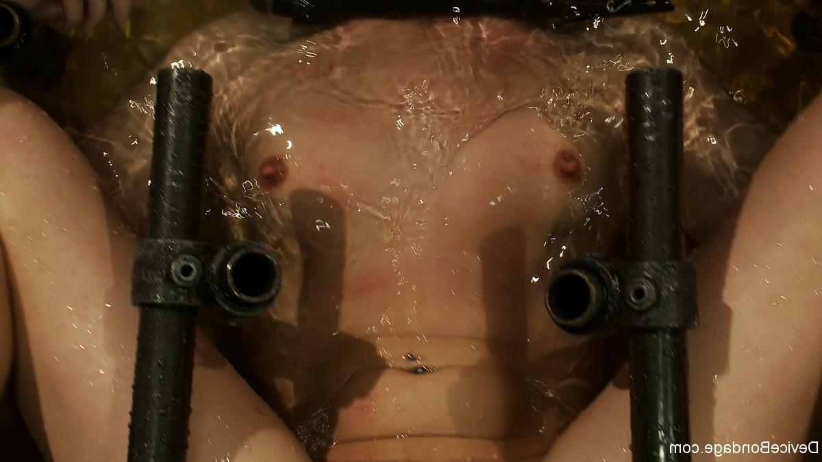 17P Невинная рабыня Джесси Кокс терпит телесные наказания в металлическом бондаже