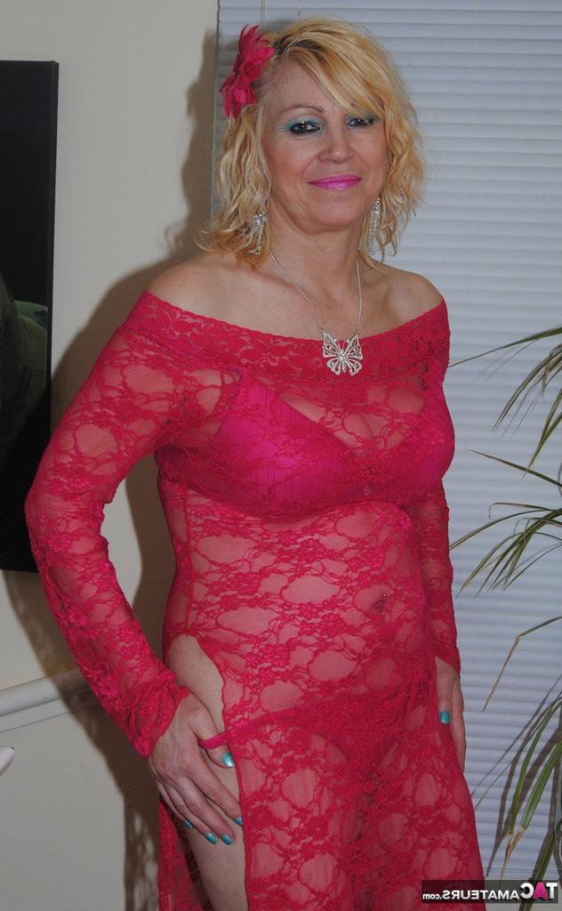 20P Die reife, sexy Platinblondine zieht ihr rotes Spitzenkleid herunter, um ihre großen, schlaffen Titten freizulegen