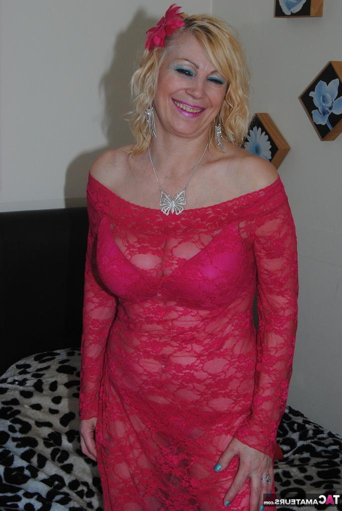 20P Die reife, sexy Platinblondine zieht ihr rotes Spitzenkleid herunter, um ihre großen, schlaffen Titten freizulegen