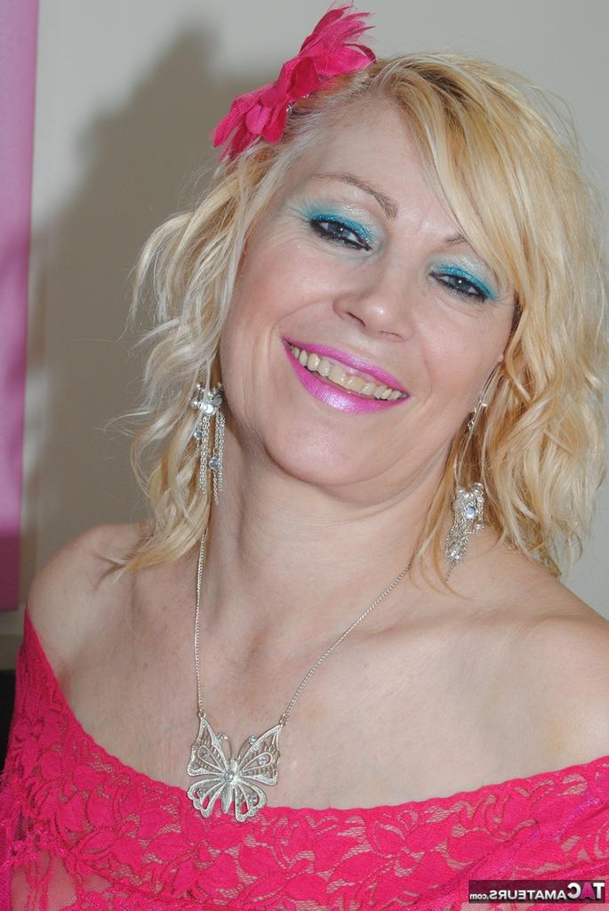 20P Die reife, sexy Platinblondine zieht ihr rotes Spitzenkleid herunter, um ihre großen, schlaffen Titten freizulegen