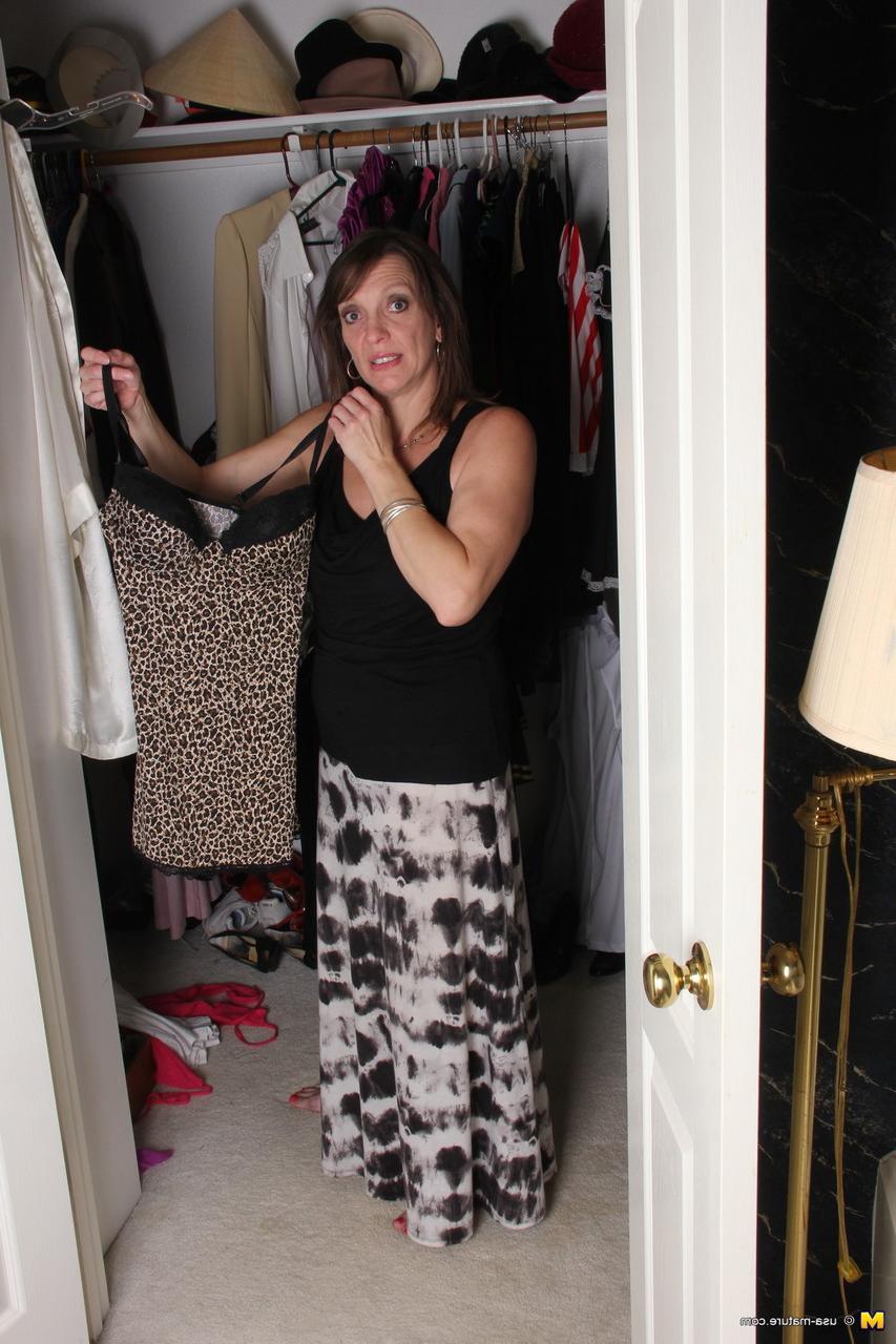 16P American housewife models naked while trying on lingerie in walk in closet