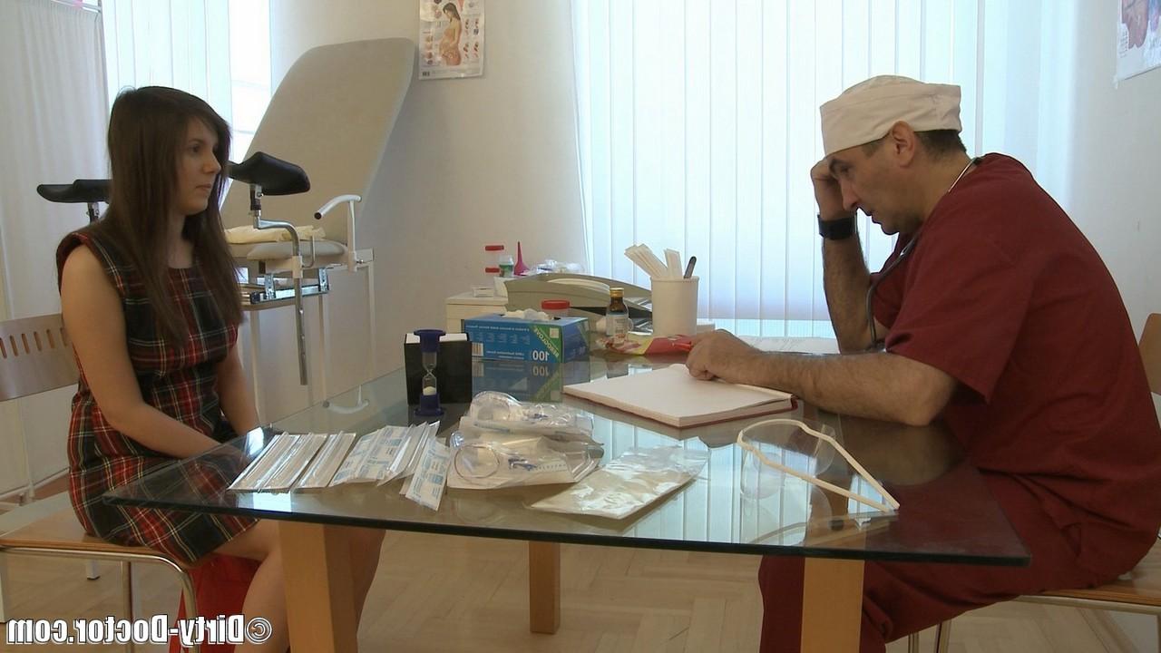 15P A adolescente Natalia Illarionova recebe uma gozada de boca aberta de seu ginecologista