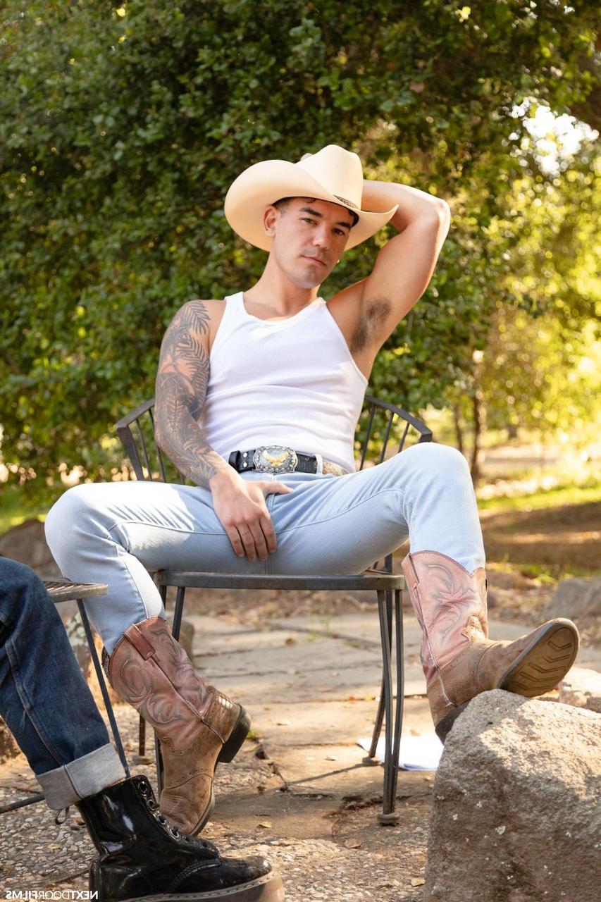 20P Les cowboys gays JC Hunt et Cody Seiya se font un plan à trois anal à la broche avec un minet