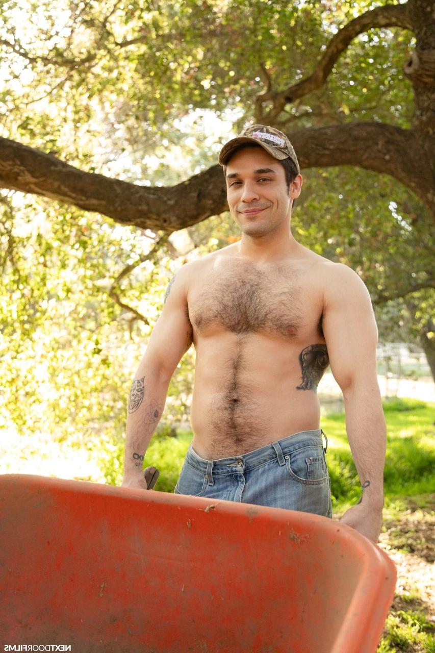 20P Les cowboys gays JC Hunt et Cody Seiya se font un plan à trois anal à la broche avec un minet