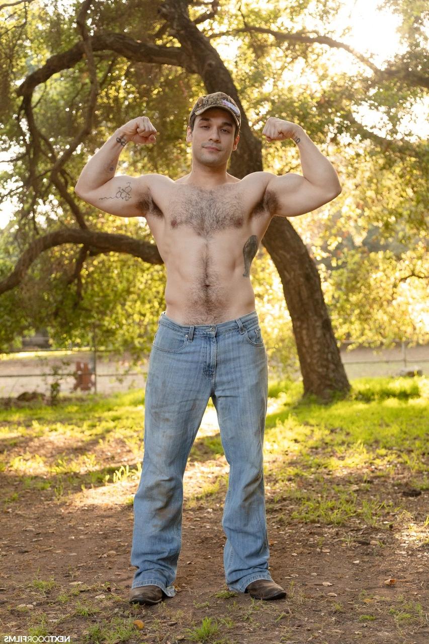 20P Les cowboys gays JC Hunt et Cody Seiya se font un plan à trois anal à la broche avec un minet