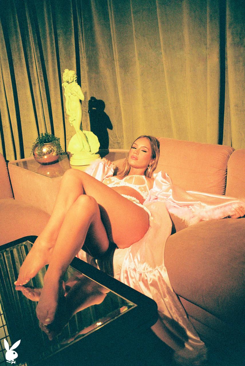 20P La glamorosa Sky Bri hace alarde de su gran culo durante un striptease en lencería sexy