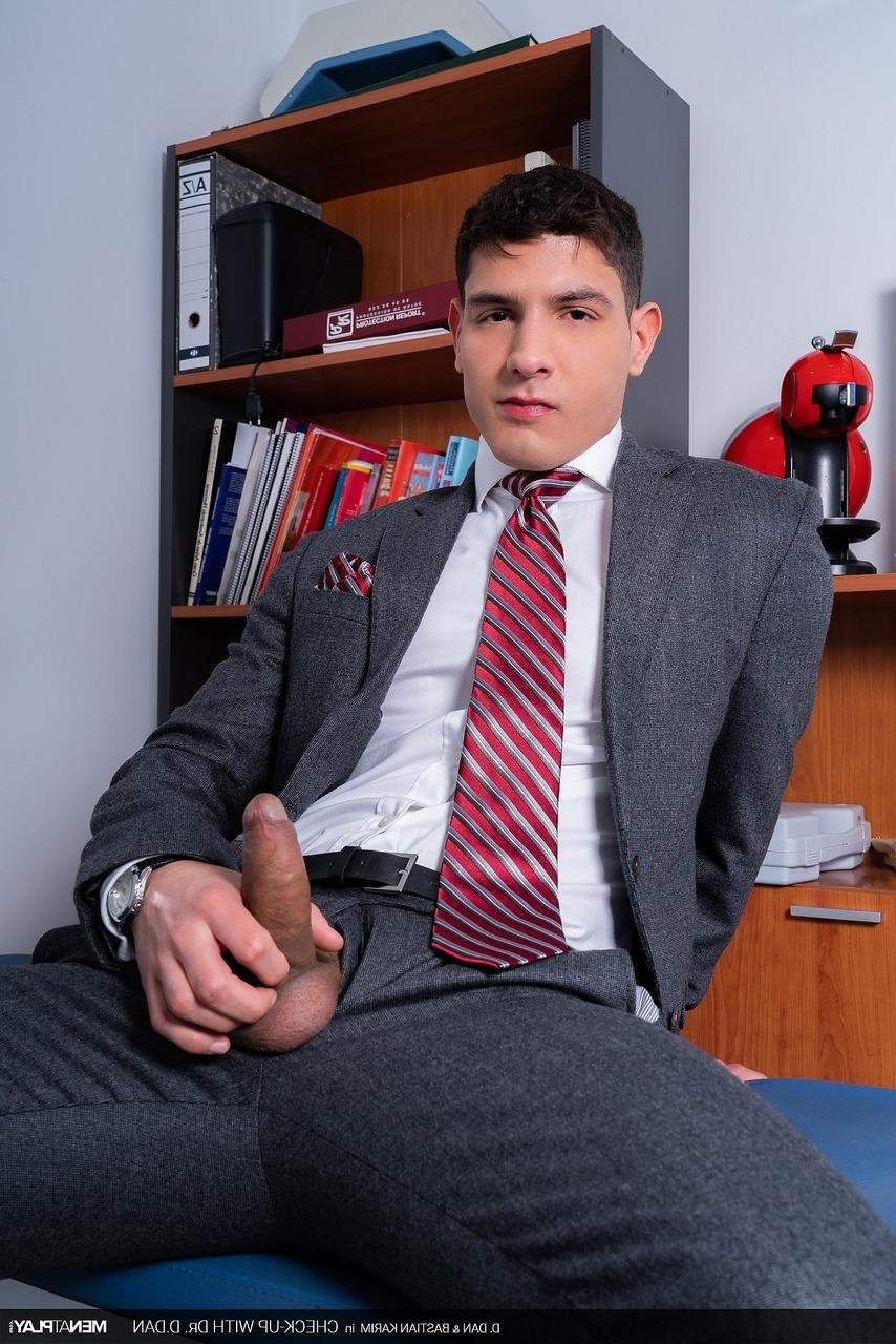 20P El joven gay Bastian Karim tiene sexo anal a lo perrito con su médico