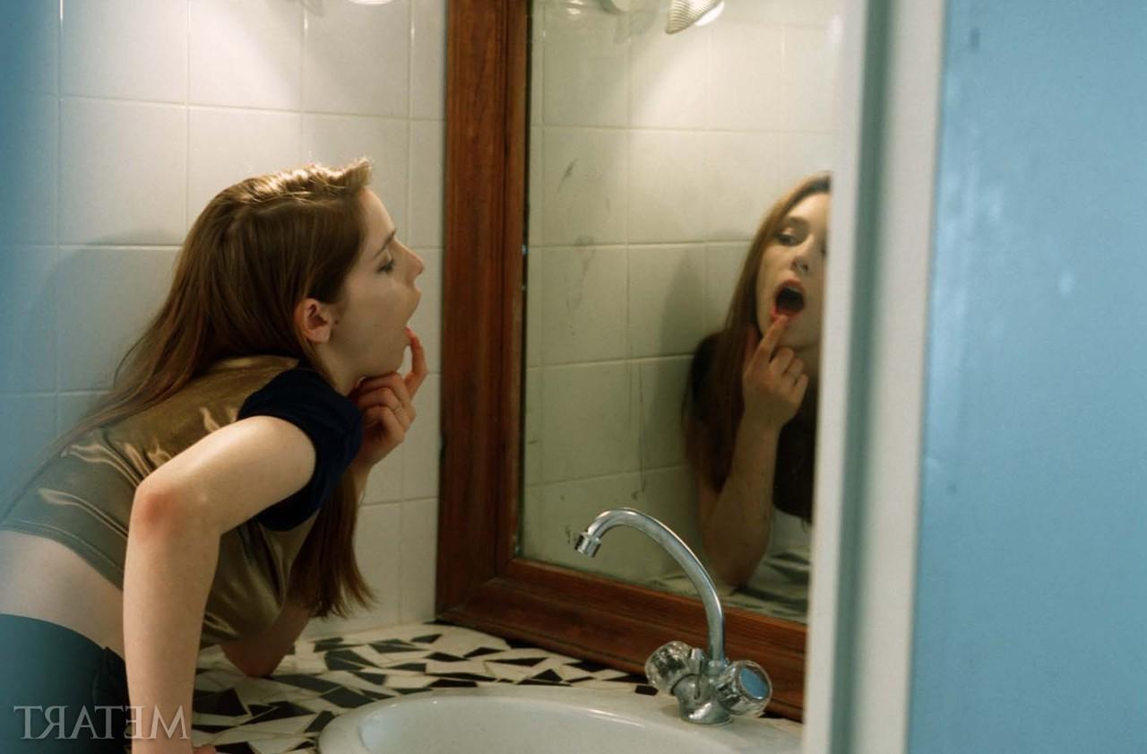 20P Uma amadora magra é espionada enquanto mostra sua vulva peluda e grandes beliscões