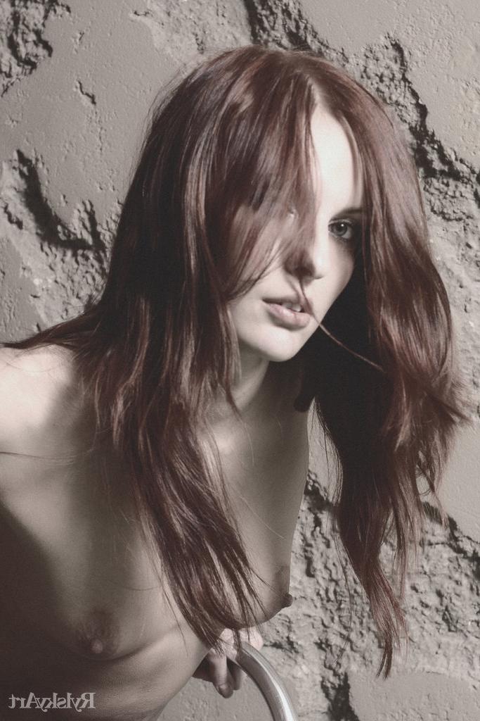 16P A jovem ruiva Alyssa Flames faz ótimas poses com meias e botas