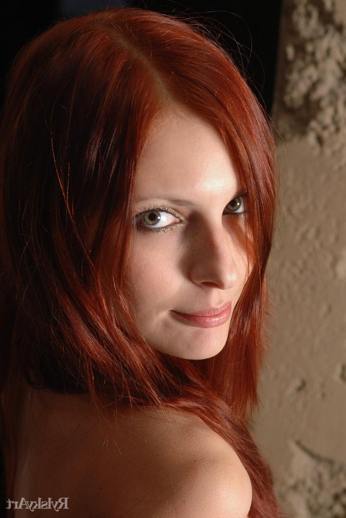 16P A jovem ruiva Alyssa Flames faz ótimas poses com meias e botas