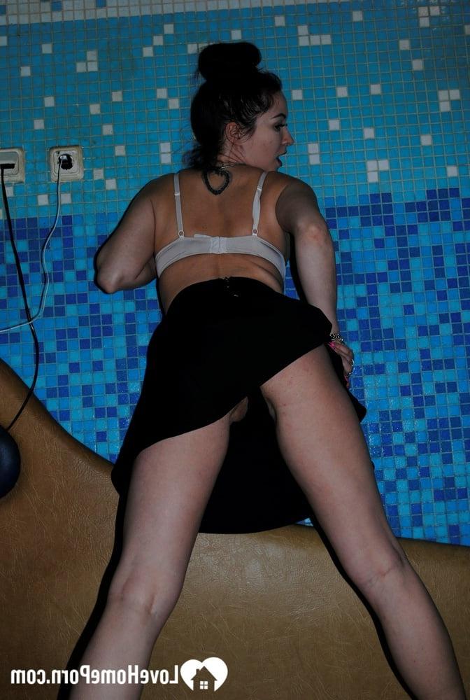 20P Une amatrice coquine se débarrasse de ses vêtements et montre ses trous chauves.