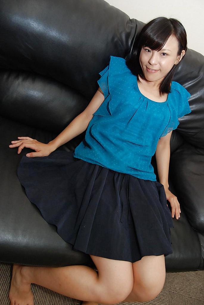 16P La juguetona asiática miki kamisaka se quita la ropa lentamente