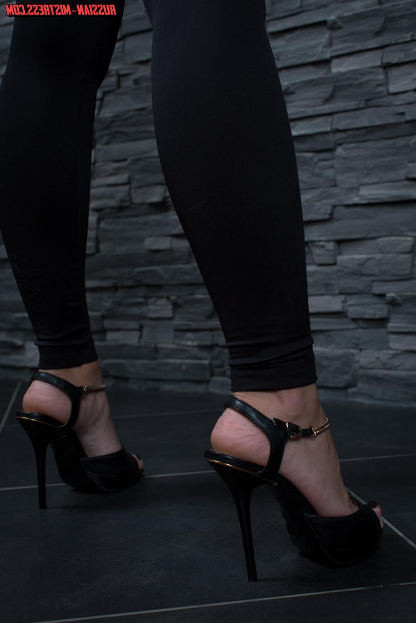 16P La rubia caliente Jessi Gold hace que un sub masculino le lama el coño y adore sus pies