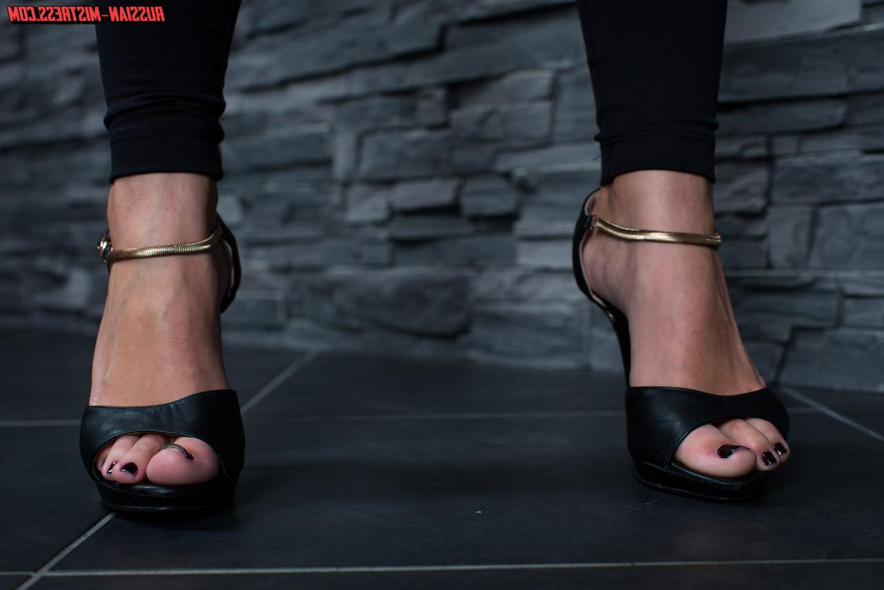 16P La rubia caliente Jessi Gold hace que un sub masculino le lama el coño y adore sus pies