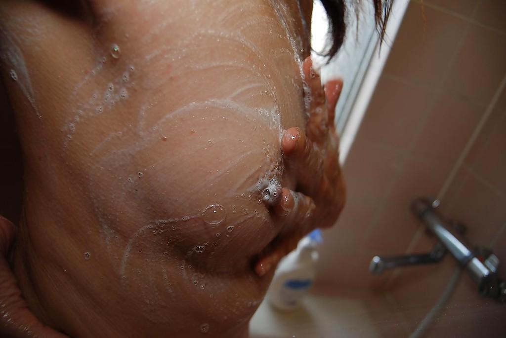 16P 彼女の小さなおっぱいと毛むくじゃらの成熟した猫を洗う厄介なベイビー セツコ