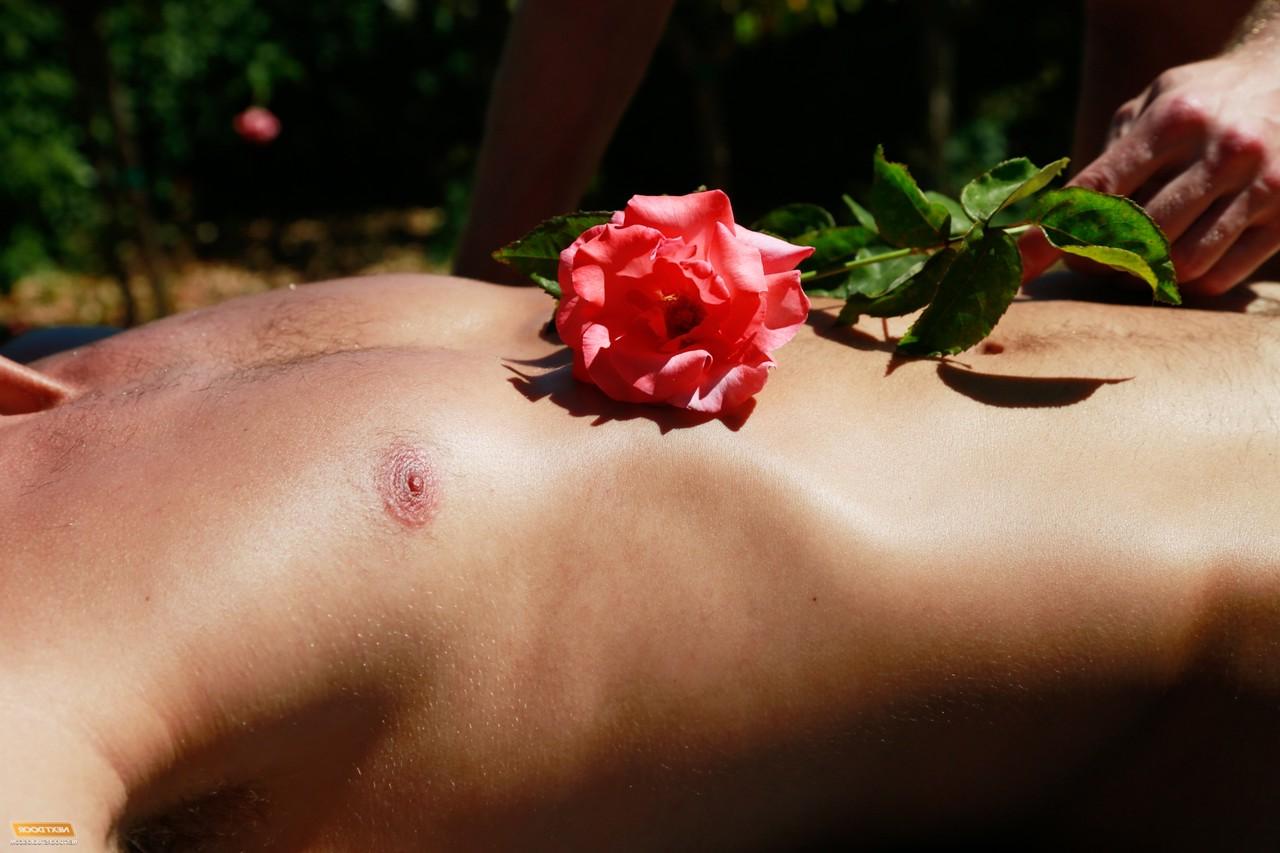 20P Los sexys gays Brenner Bolton y Connor disfrutan del sexo al aire libre entre bonitas flores