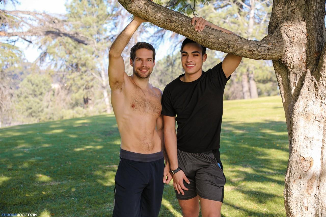 20P Die hübschen schwulen Kerle David Skylar und Sebastian Sky haben Hardcore-Analsex