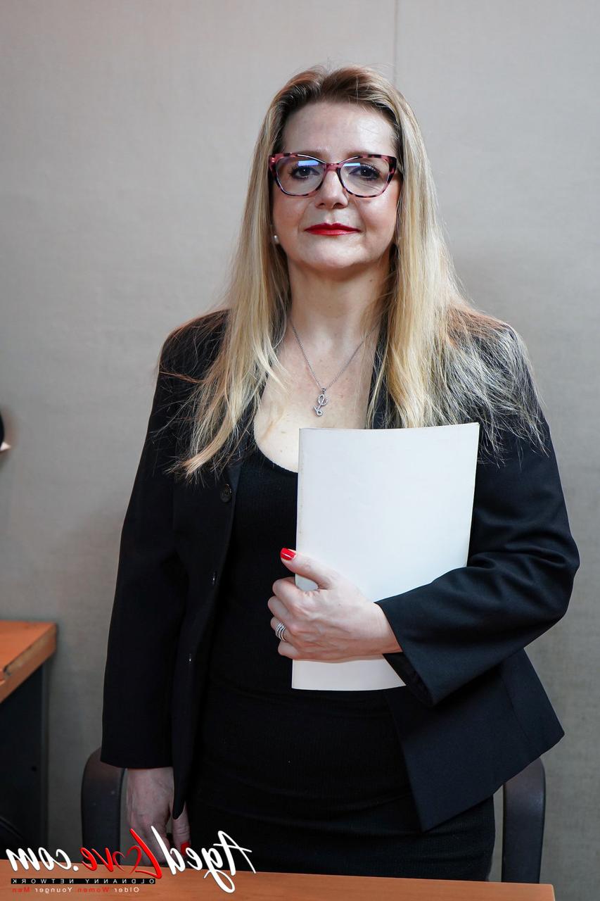 20P A secretária madura Sofia Del Mar faz sexo anal com seu jovem chefe no escritório