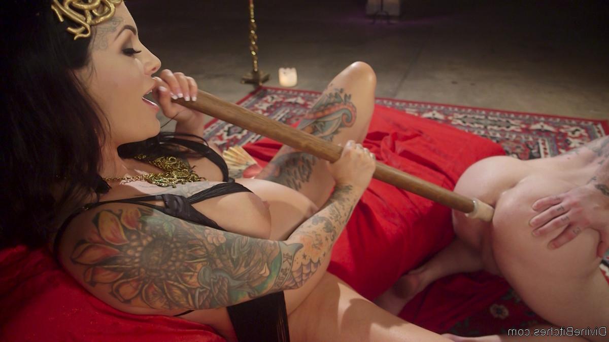 20P Femdom tatuada Lola Luscious tem seus buracos e pés adorados por sua escrava