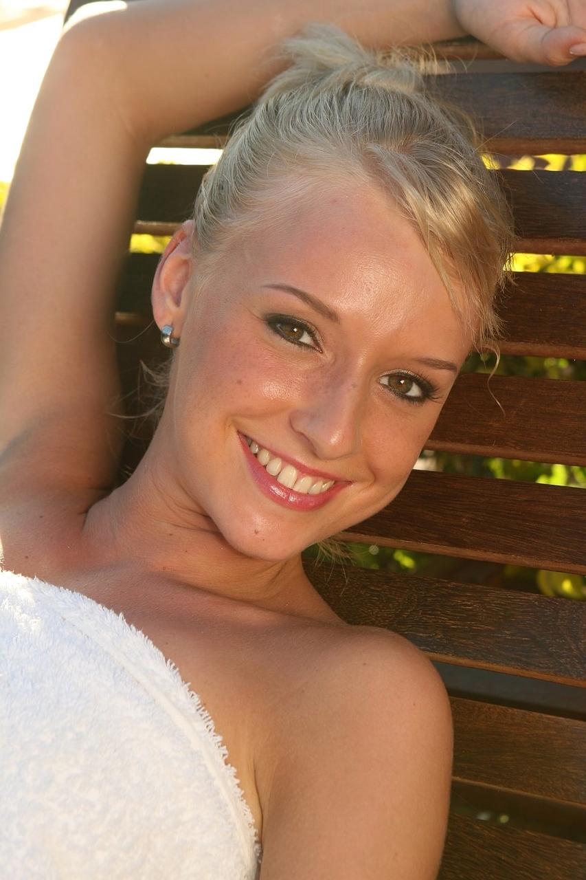 20P La douce jeune Eva écarte ses trous de baise et ses petits seins en action solo en plein air.