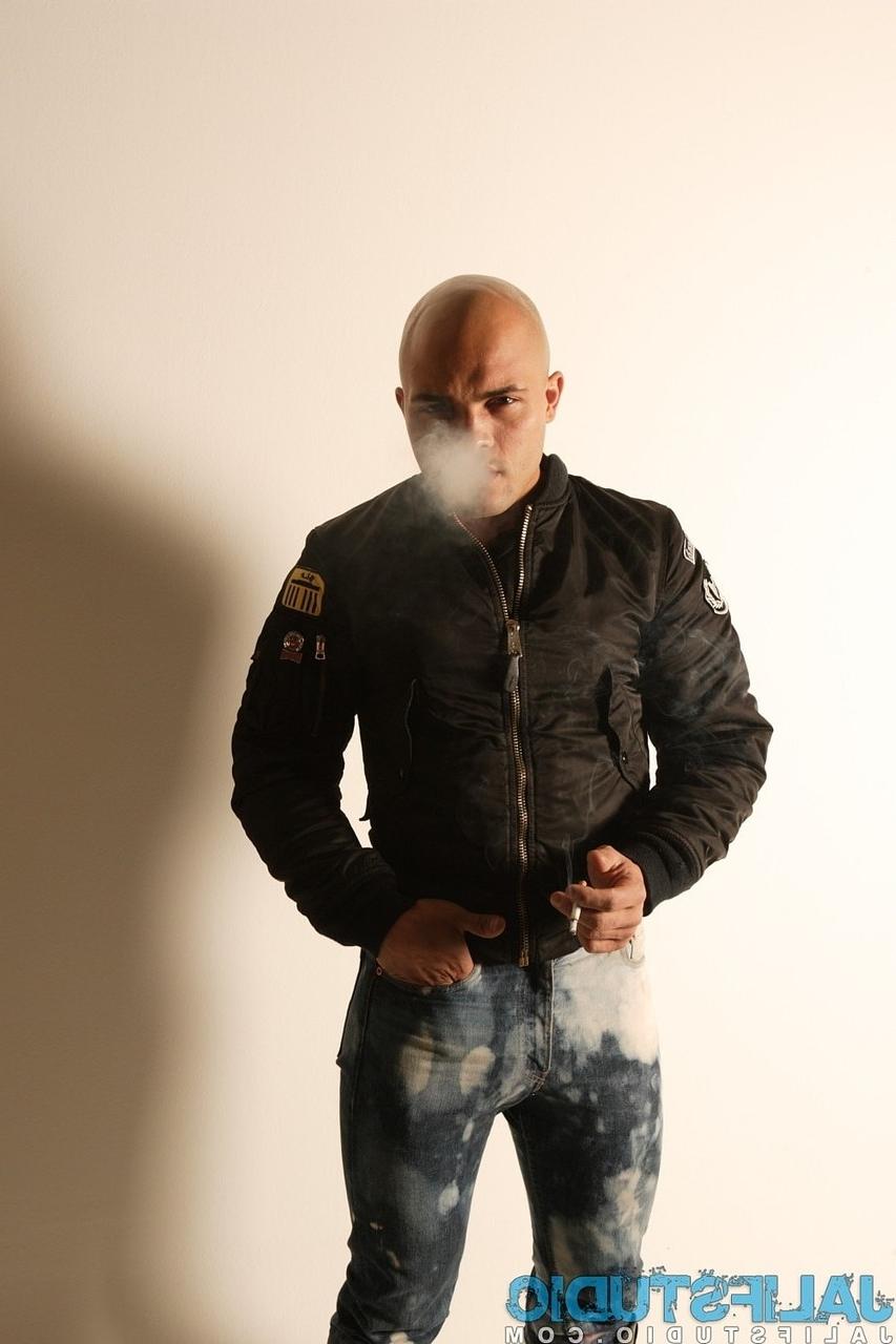 20P El culturista calvo Nicos Casanova hace alarde de su culo caliente, sus músculos y su gran polla