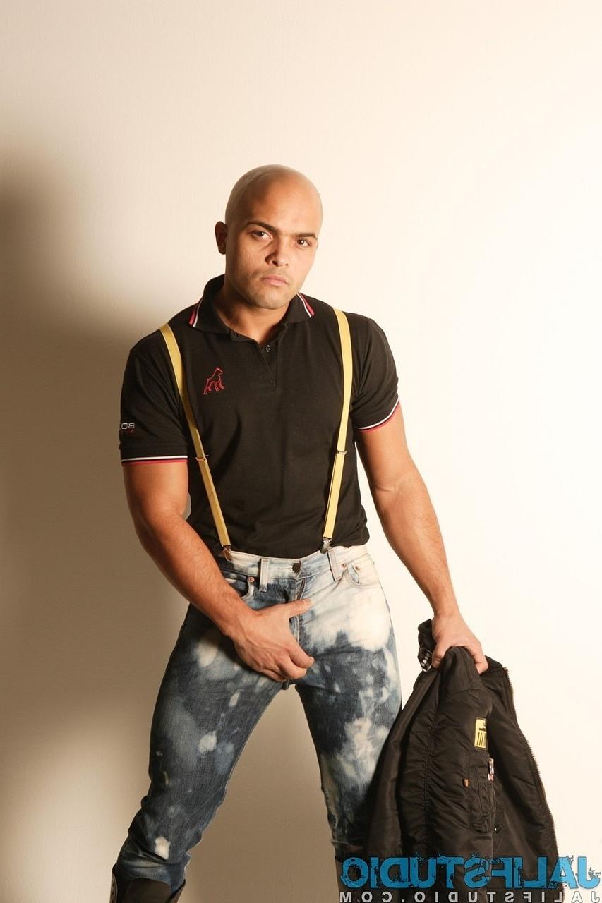 20P El culturista calvo Nicos Casanova hace alarde de su culo caliente, sus músculos y su gran polla