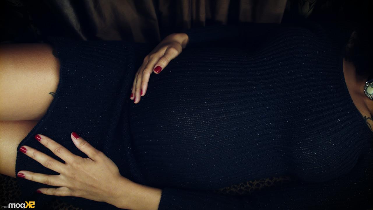 8P La poupée d'ébène enceinte Ariana Aimes se fait baiser la chatte affamée par une bite blanche