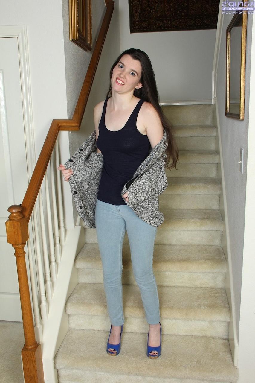 19P La brune amateur Gabby Smith se déshabille dans une cage d'escalier pour montrer ses tétons gonflés.