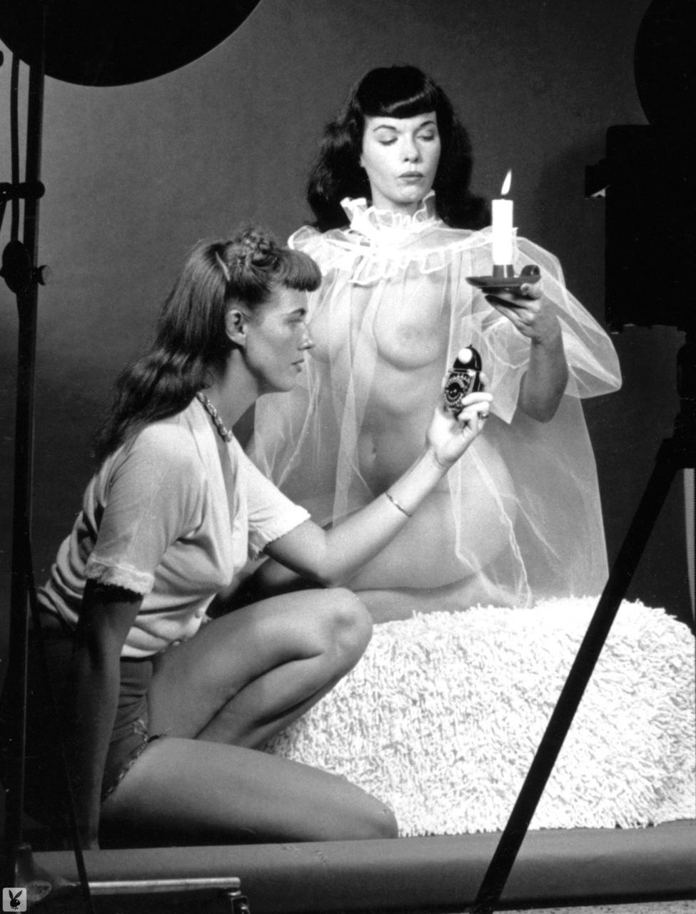 12P Playboy-Bilder von Bettie Page aus dem Jahr 1995, die ihren spektakulären Körper zur Schau stellt