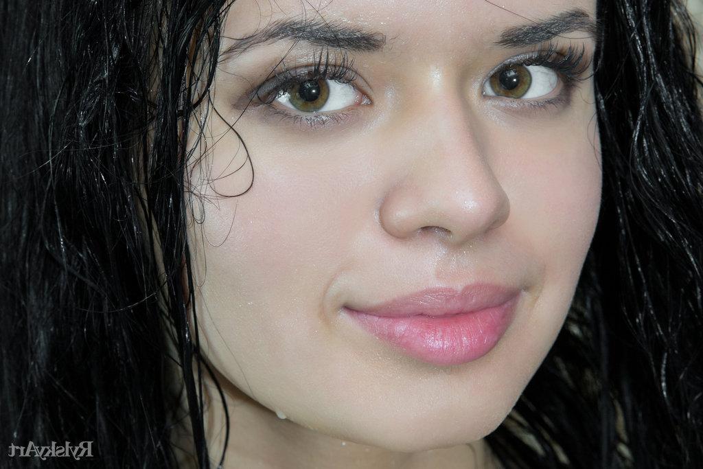 16P La belleza de pelo oscuro Carmen Summer se ducha de forma sensual