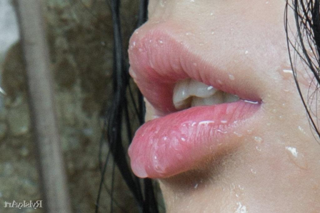 16P La belleza de pelo oscuro Carmen Summer se ducha de forma sensual