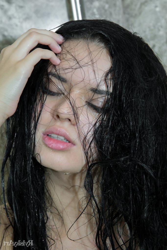 16P La belleza de pelo oscuro Carmen Summer se ducha de forma sensual