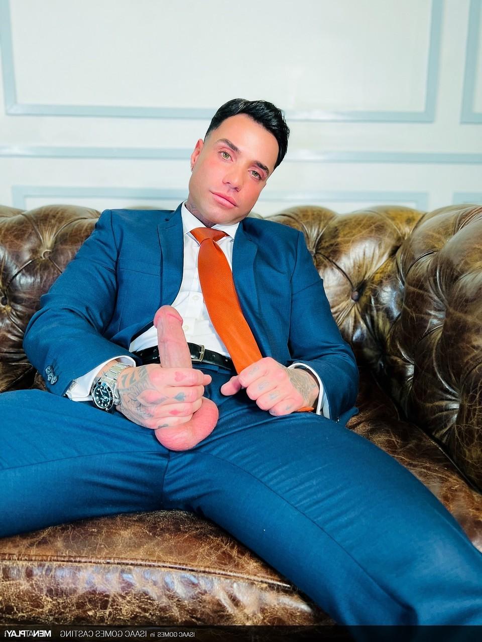 20P Le gay bien membré Isaac Gomes enlève son pantalon et branle sa grosse bite sur le canapé