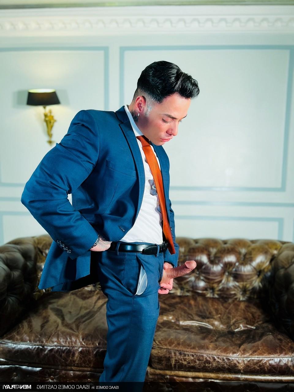 20P Le gay bien membré Isaac Gomes enlève son pantalon et branle sa grosse bite sur le canapé