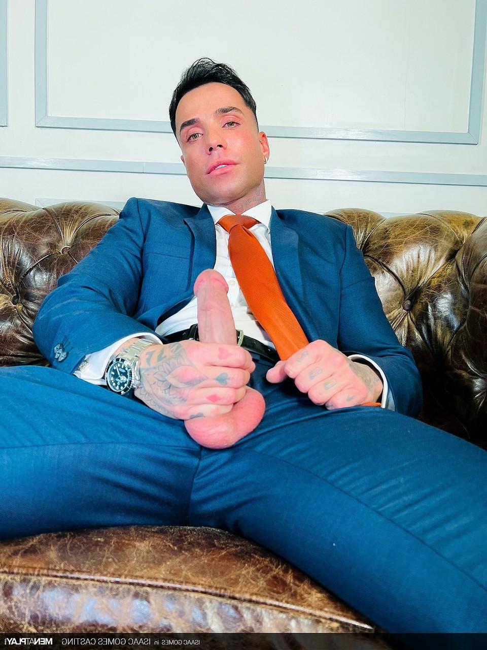 20P Le gay bien membré Isaac Gomes enlève son pantalon et branle sa grosse bite sur le canapé