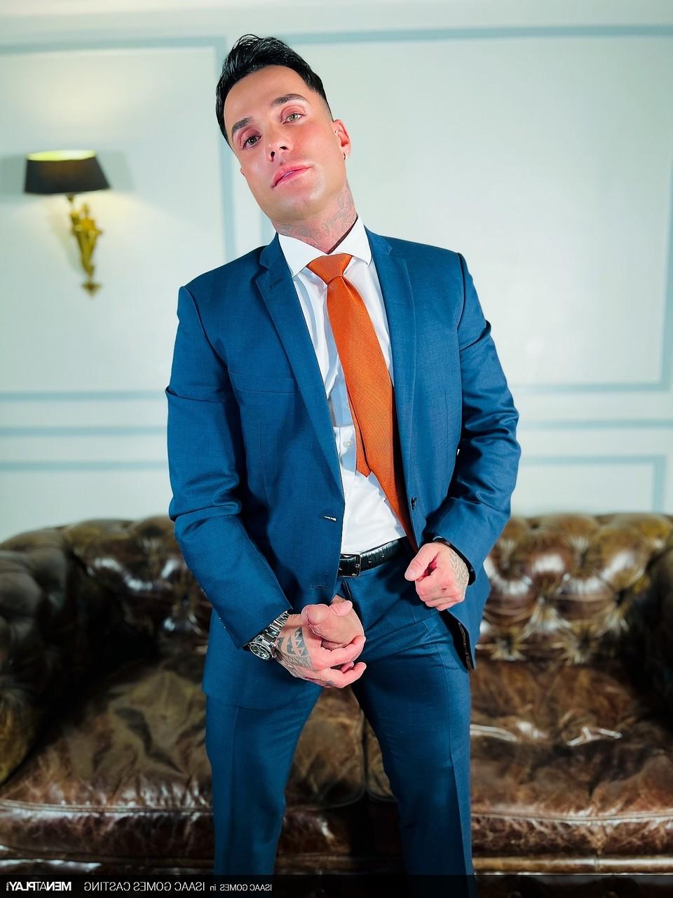 20P Le gay bien membré Isaac Gomes enlève son pantalon et branle sa grosse bite sur le canapé
