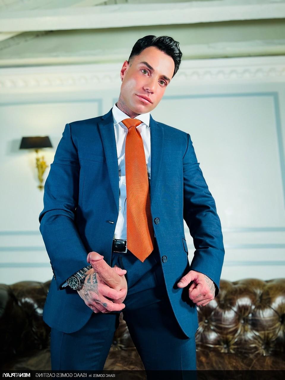 20P Le gay bien membré Isaac Gomes enlève son pantalon et branle sa grosse bite sur le canapé