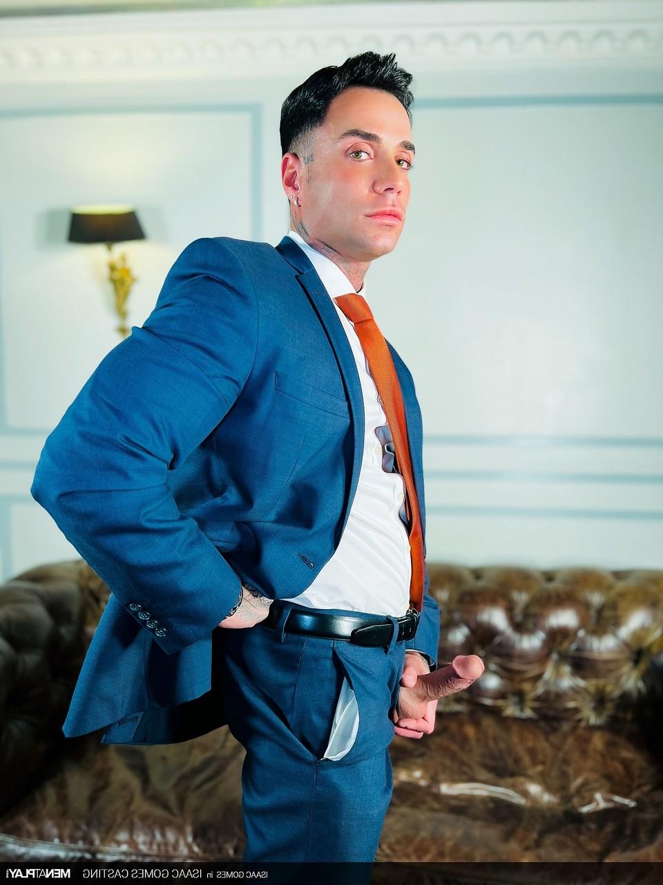 20P Le gay bien membré Isaac Gomes enlève son pantalon et branle sa grosse bite sur le canapé