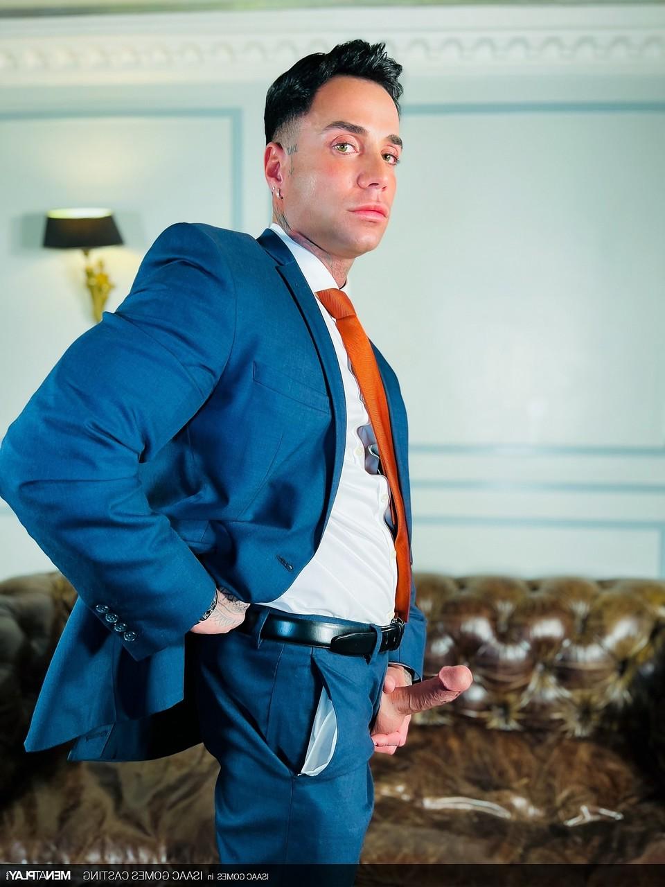 20P Le gay bien membré Isaac Gomes enlève son pantalon et branle sa grosse bite sur le canapé