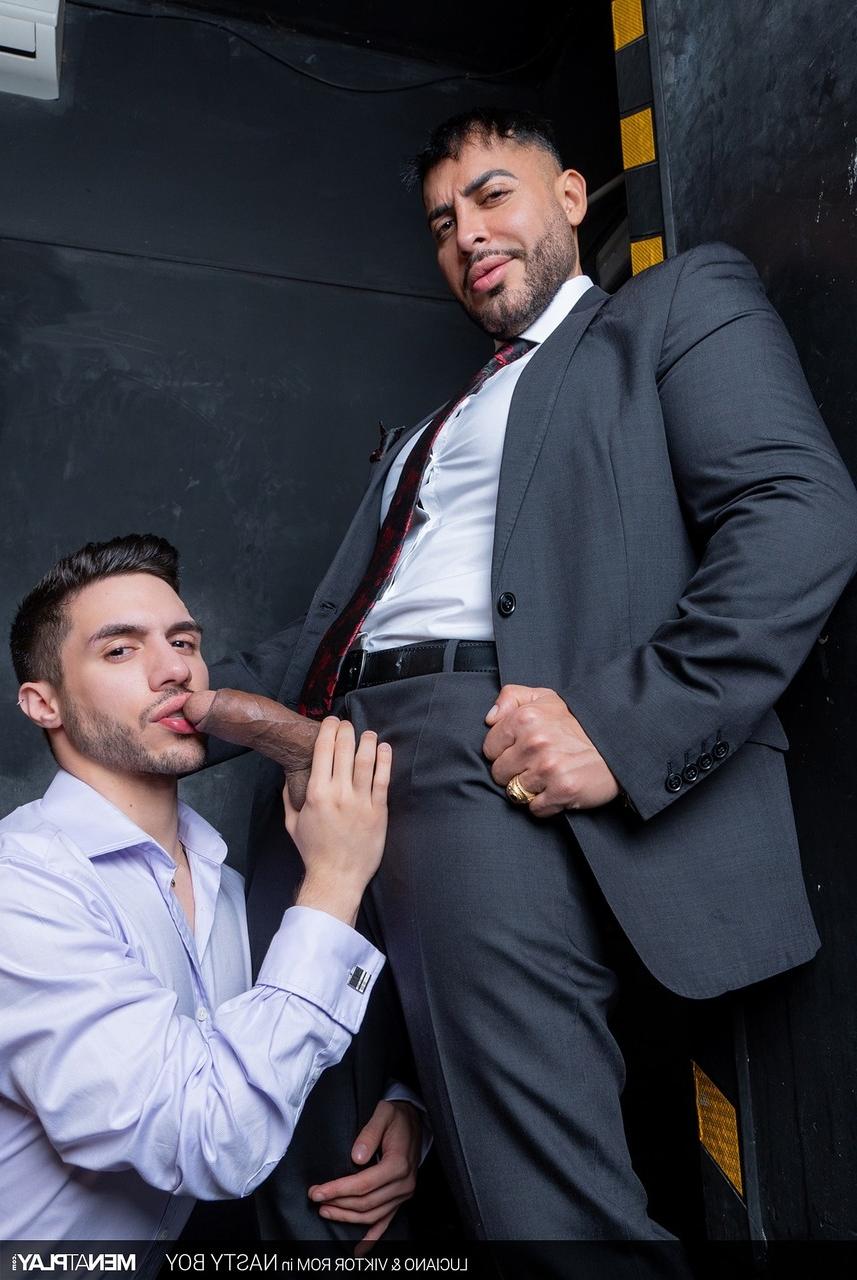 20P Os atletas sensuais Luciano e Viktor Rom fodem forte no buraco da glória