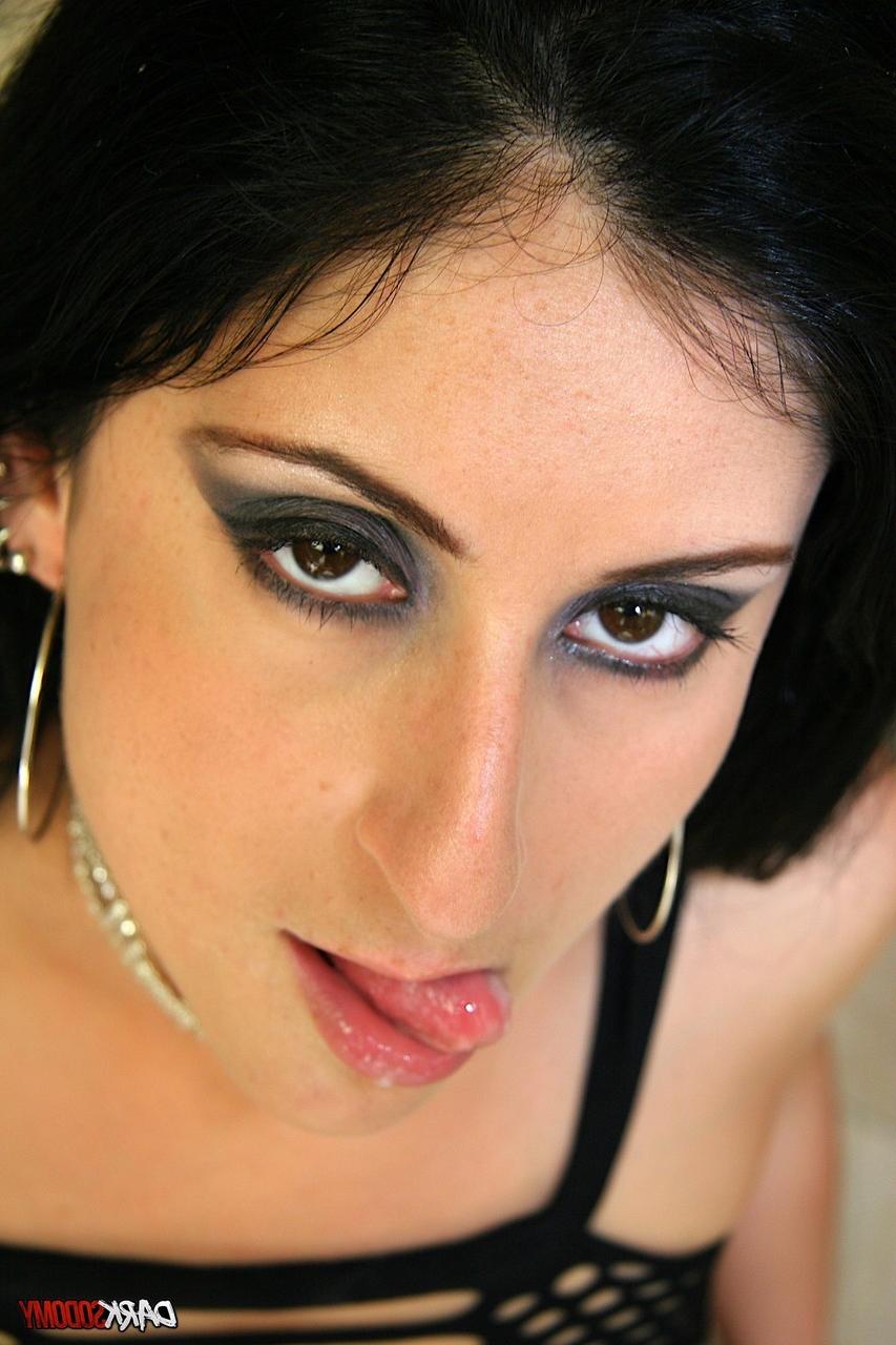20P Die dunkelhaarige Latina-MILF Luscious Lopez nimmt einen BBC in ihren schönen großen Arsch