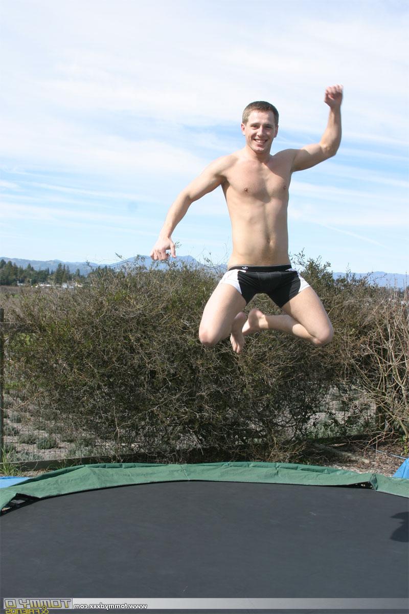 20P Gay excité avec un joli cul, Tommy D se déshabille et saute sur un trampoline