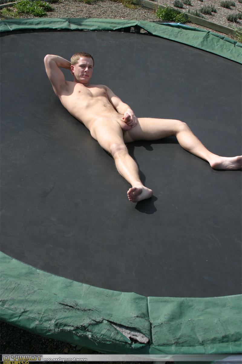 20P Gay excité avec un joli cul, Tommy D se déshabille et saute sur un trampoline