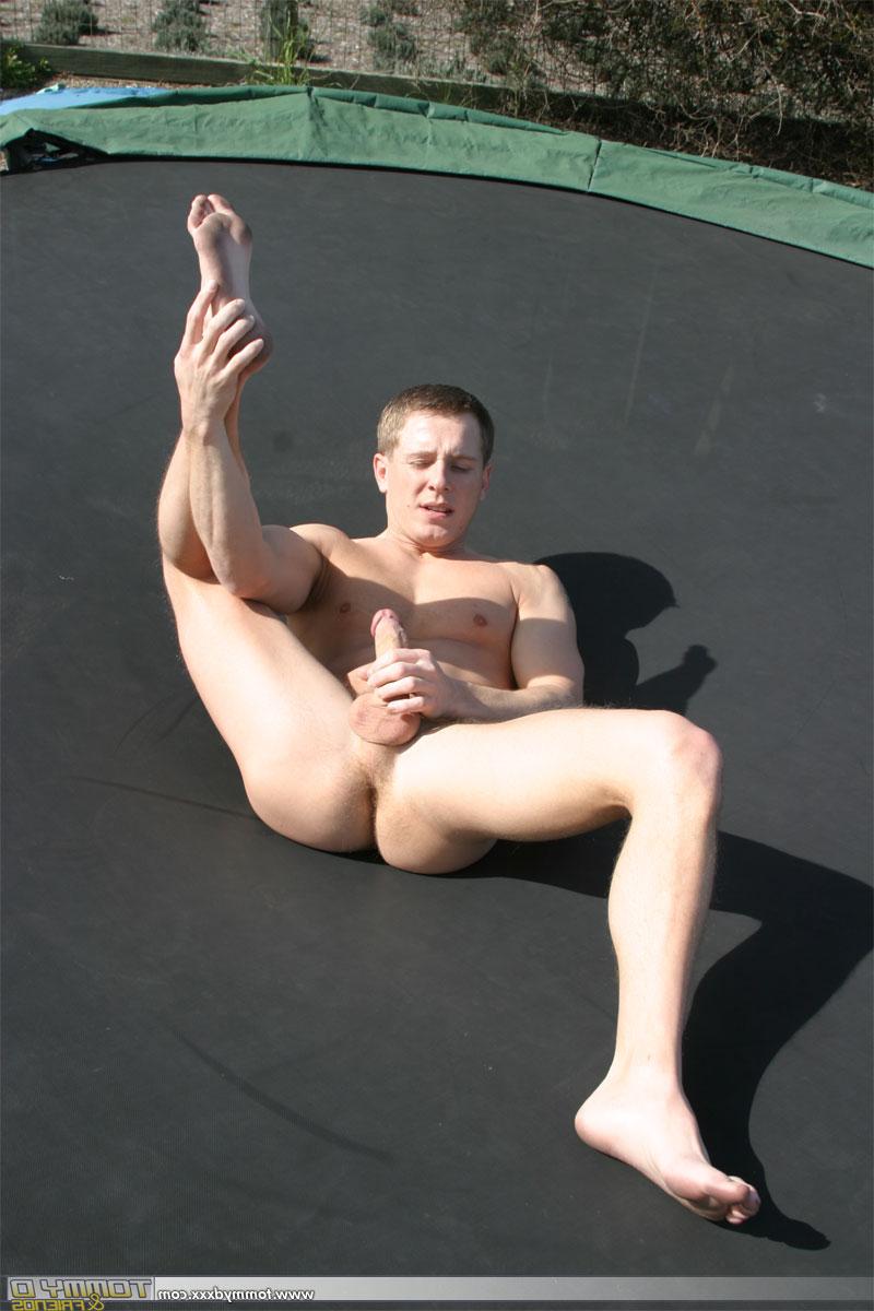 20P Gay excité avec un joli cul, Tommy D se déshabille et saute sur un trampoline
