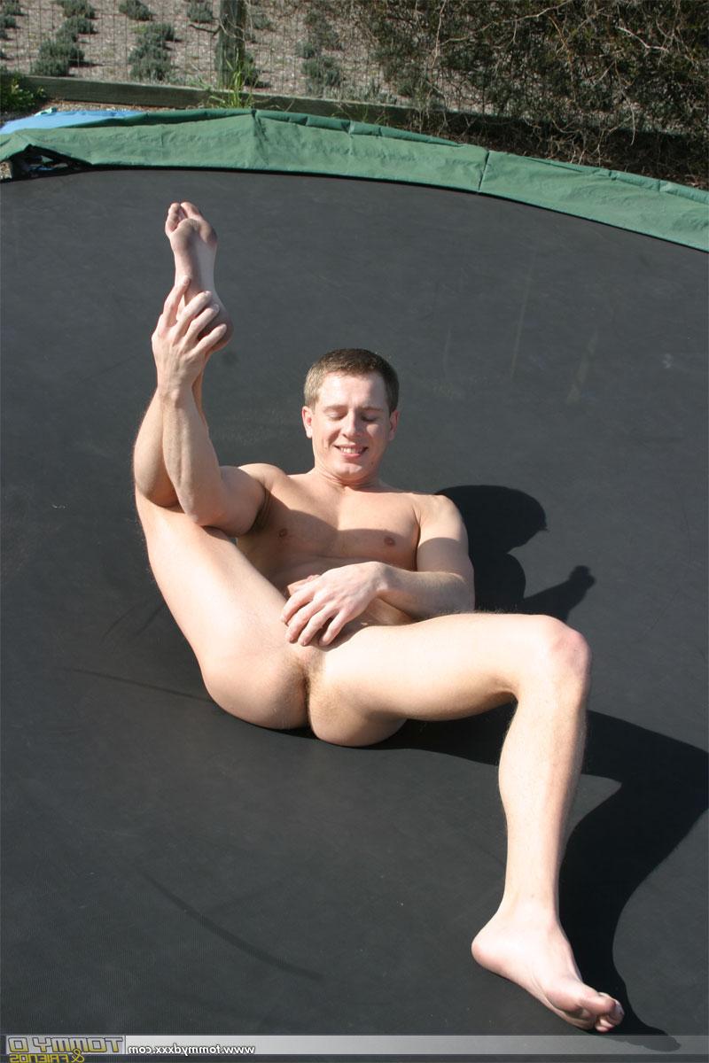 20P Gay excité avec un joli cul, Tommy D se déshabille et saute sur un trampoline