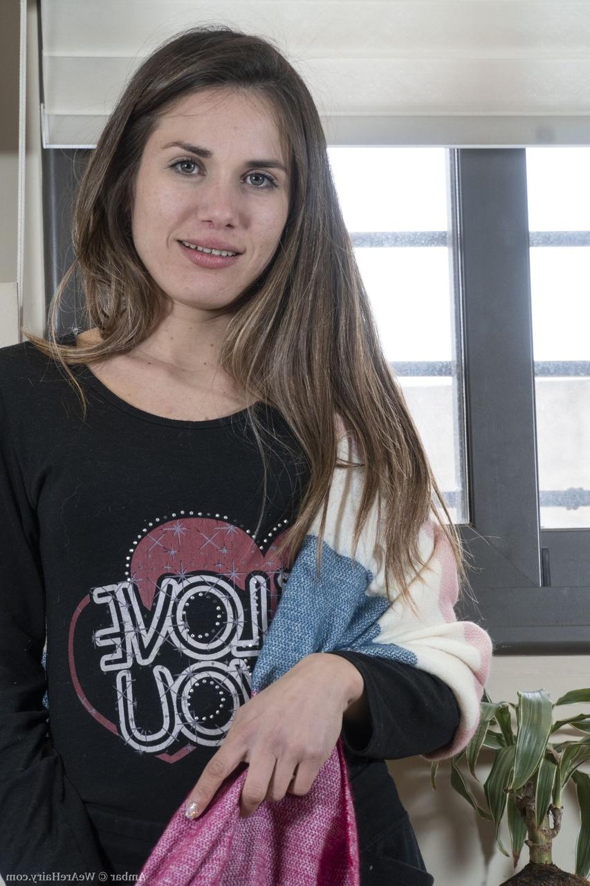 20P Linda joven con tetas pequeñas ambar hace alarde de su coño peludo en solitario