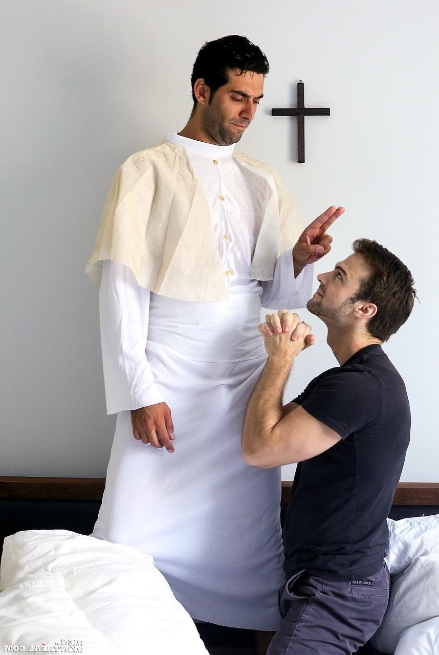 15P Gay amador Gabriel Clark sopra e fode o padre sexy Micke Stallone