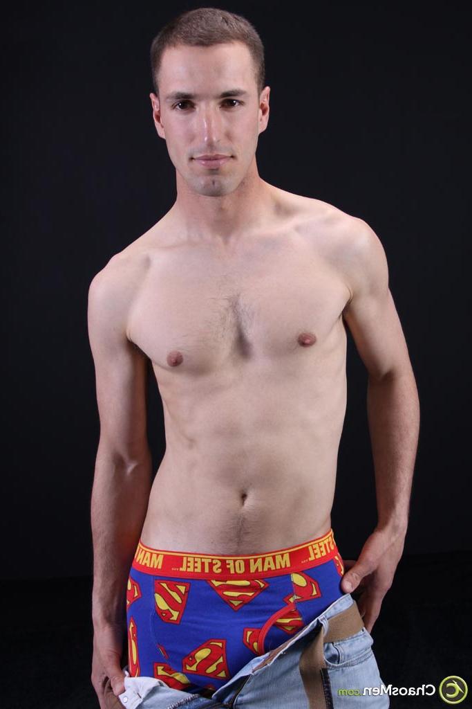 20P Rudi, un garçon gay mince, révèle son corps magnifique et sa trique raide