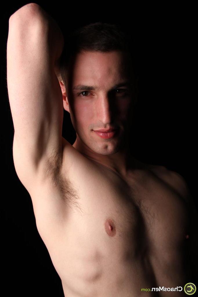 20P Rudi, un garçon gay mince, révèle son corps magnifique et sa trique raide