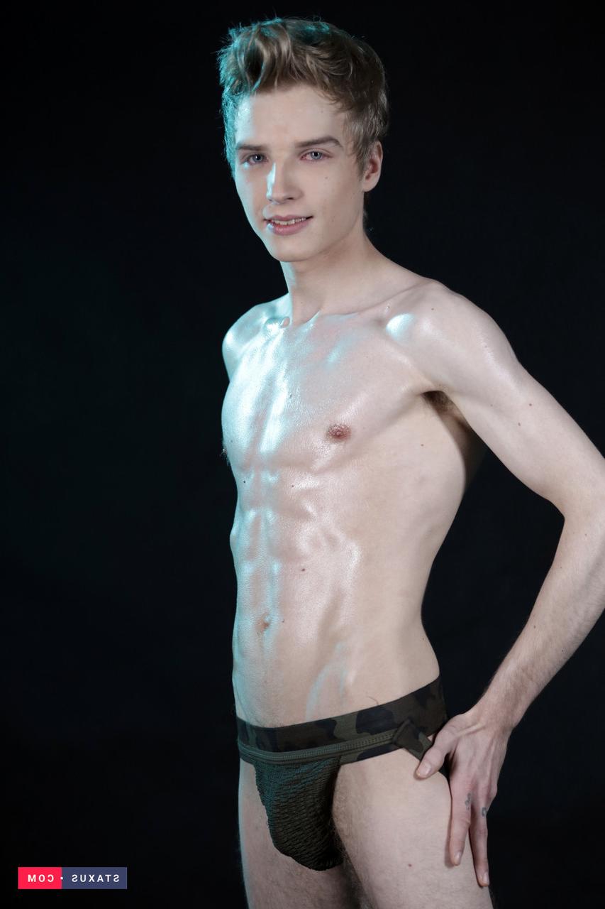 20P Los twinks flacos Xander Rex, Erik Franke y Timmy Treasure se montan un trío anal salvaje